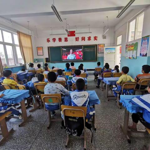 “消防安全   入脑入行”白银区四龙学区强台小学观看消防安全网络直播课活动