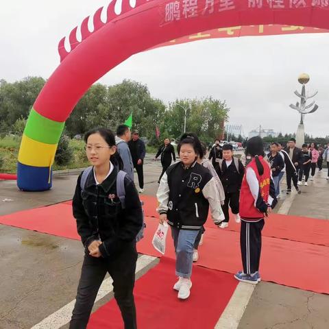 鹏程万里在励志腾飞追逐梦想在民中启航