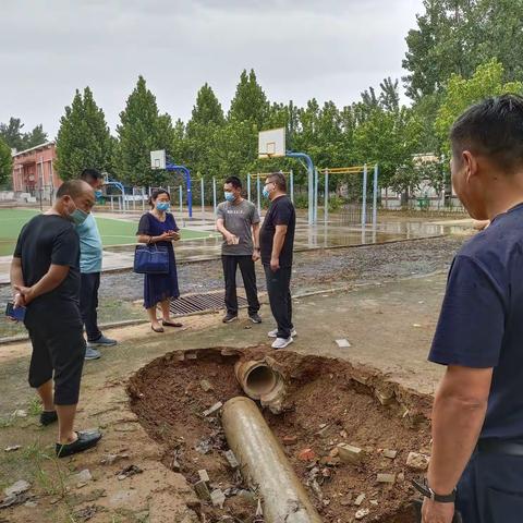 召陵区教育局姚丽群股长一行冒雨到果园小学实地查看施工情况