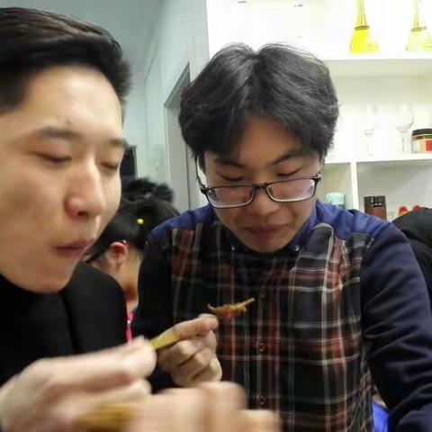 见过这么多小朋友围着灶台抢吃的吗？罪魁祸首竟然是这盘烤串串~
