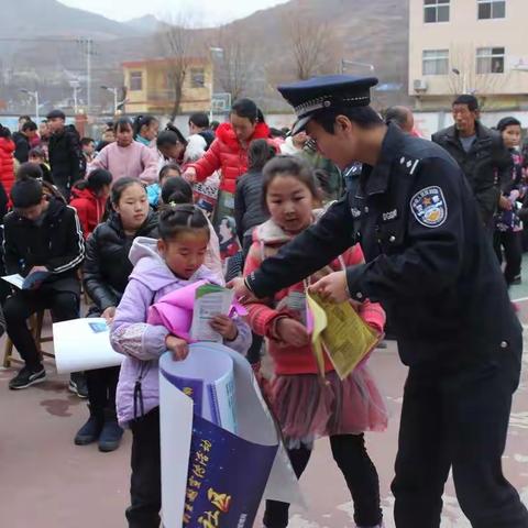 生命至尊，安全至上——记资峪九年制学校“法制安全报告会”