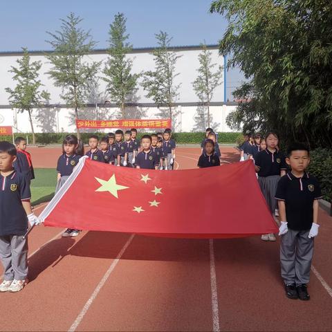 北湖小学一（11）中队举行《走进低碳生活 你我共同参与》为主题的升旗仪式