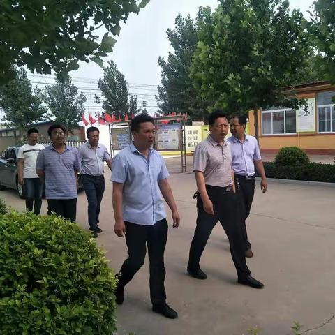 教育局党组书记、县委教育工委书记、局长张宗顺同志到青坨营镇初级中学检查工作