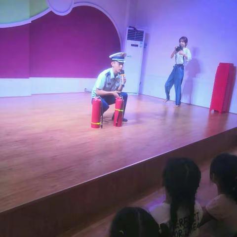 快乐幼儿园举行消防知识培训