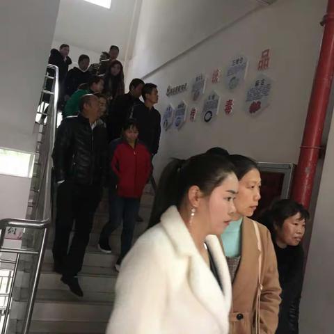 花溪第三中学2018年组织家长参观我校禁毒园地