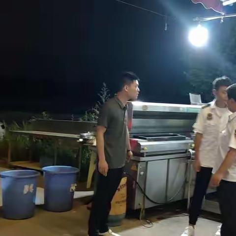 油槐街办夜查辖区烧烤摊点