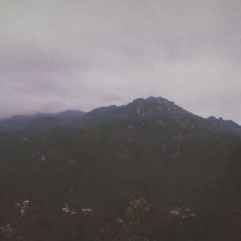 天青色等烟雨，而我在等你