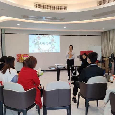 营业部贵宾客户丝巾搭配分享沙龙