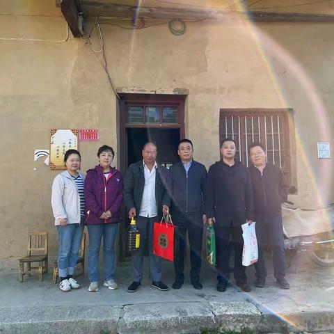 雁塔区行政审批服务局看望慰问老县城村帮扶群众和驻村干部