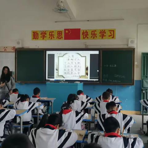 高砂小学举行“写规范字，传承经典”硬笔字比赛。