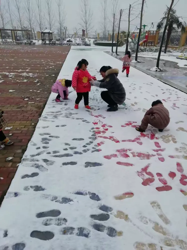 雪地里的小画家