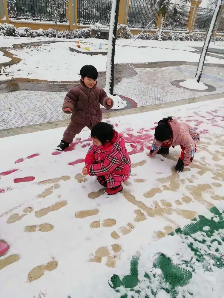 雪地里的小画家