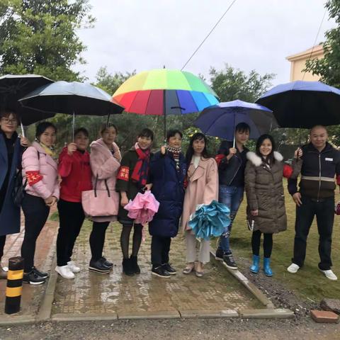 绽放在冬雨里的义工之花——记三（2）班家长义工日