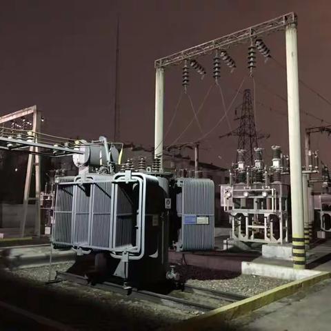 检修工段电工班夜间巡查线路，全力保障线路安全