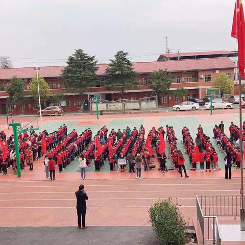 雷锋精神代相传  争当向善好少年——白果完小“学雷锋扫大街”活动总结