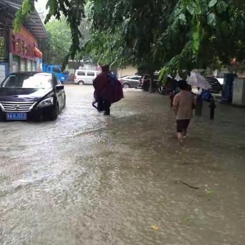 市水政支队加强强降雨执法巡查