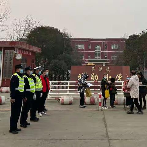 交警民警共同守护  北勋小学顺利开学