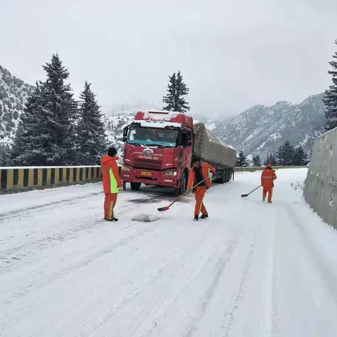 连续作战不歇气　全面打响“春运”期间公路清雪“保通战”