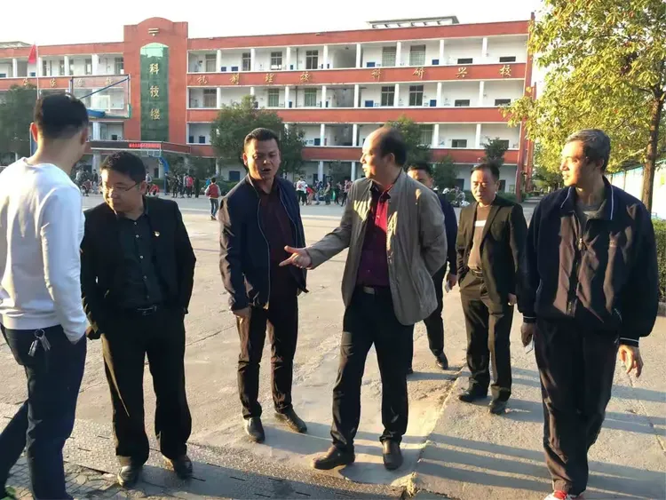 区住建局领导莅临萍钢中学解决学校"白改黑"问题