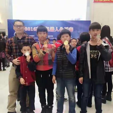 创科技先锋 建特色之路 ——德威学校机器人比赛再创佳绩