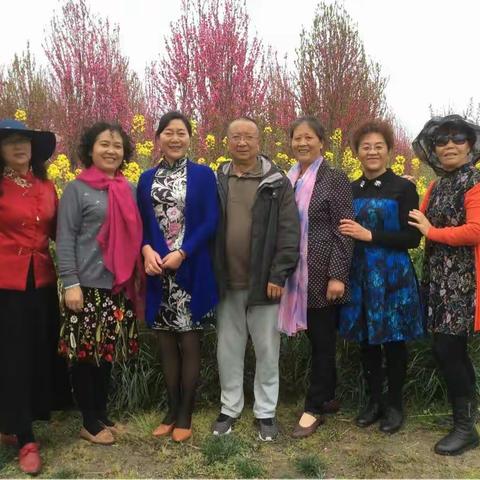 拈来花几许，暗香镜中留