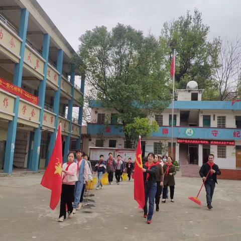 钟山县回龙镇龙虎完全小学——弘扬雷锋精神，争做向上向善好队员
