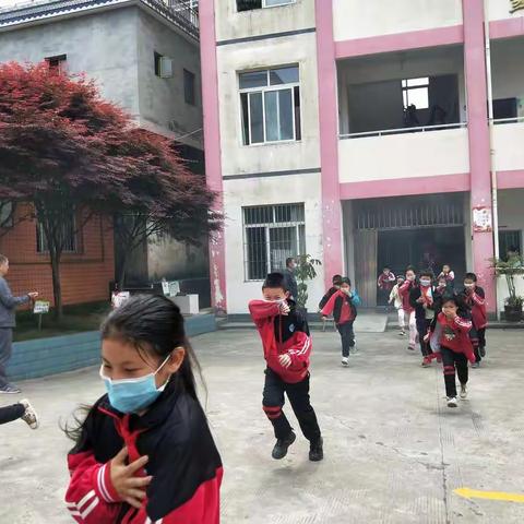解放乡中心小学开展防火演练