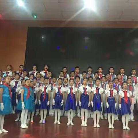 海区六小 袁红英 赵慧芬  为了展示孩子们的艺术风采和学校的文化底蕴，组建了“ 百灵合唱团”