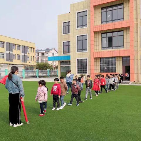 走进小学，体验成长！—桥头镇中心幼儿园大班参观小学社会活动。