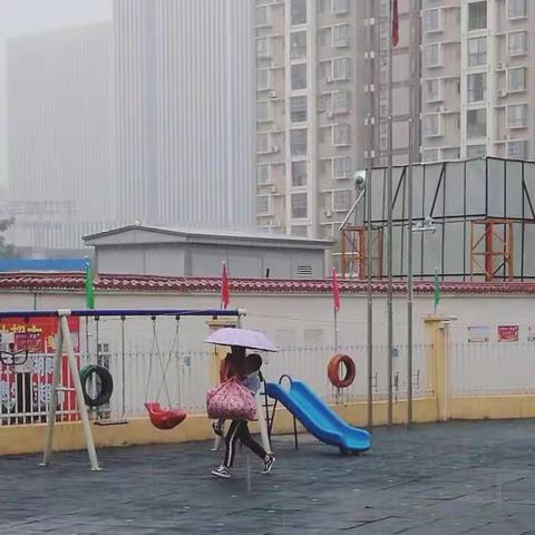 雨中为孩子撑起一片晴天