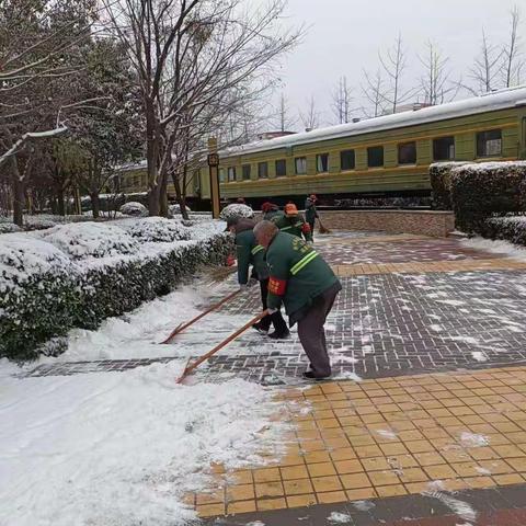 最美不止下雪天，更是那“扫雪人”