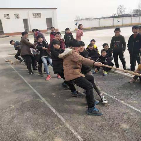 范坡镇二小春季拔河比赛