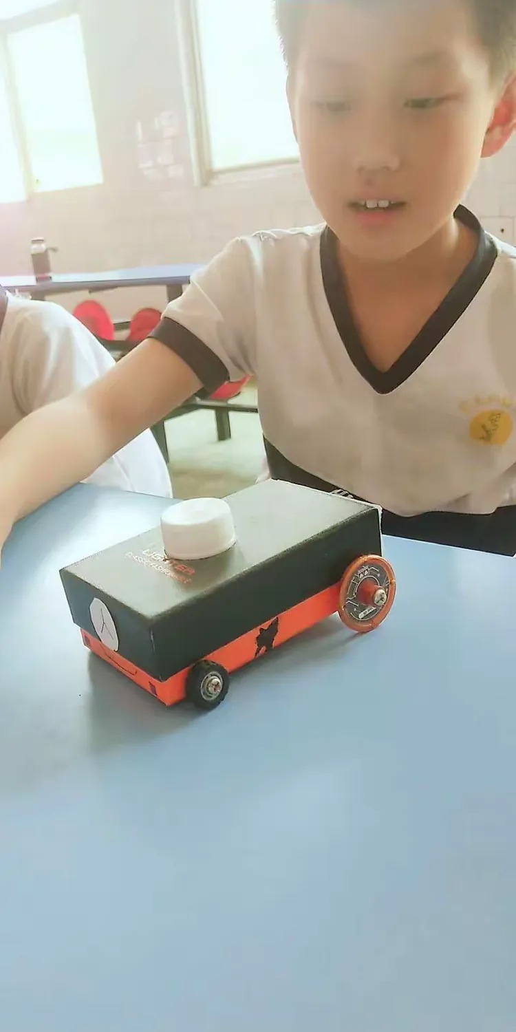 育杰学校第十届文化艺术节——三年级手工艺术品制作