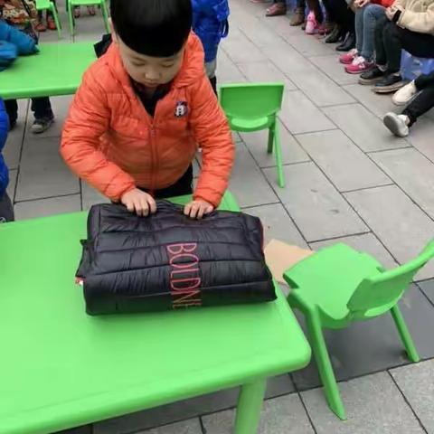 华景幼儿园“我能干我最棒让我来”自理能力大赛及感恩亲子活动一一草莓2班