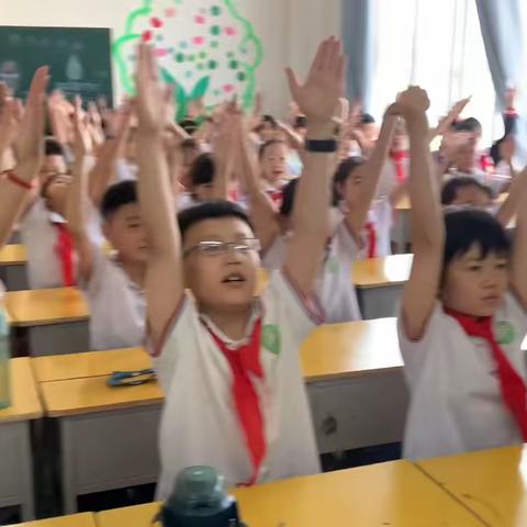 【关爱学生   幸福成长】在党旗下成长——党团队一体化传承