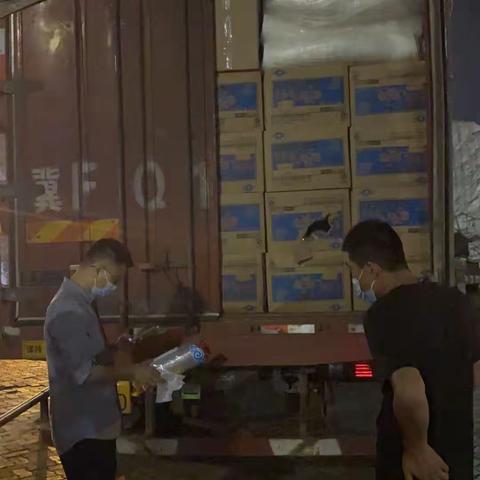 海南禁塑联合执法工作组在新海港查获一辆运输一次性不可降解塑料制品运输车