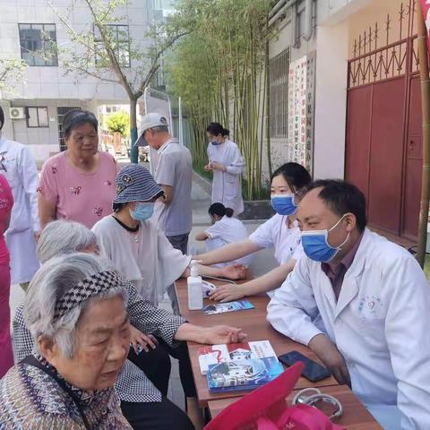 苹果园街道苹中社区联合市中心医院肿瘤诊疗中心开展义诊活动