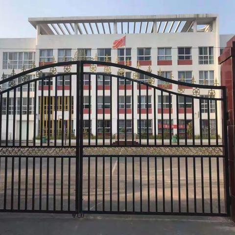 龙门口小学教师迎接开学拔草忙