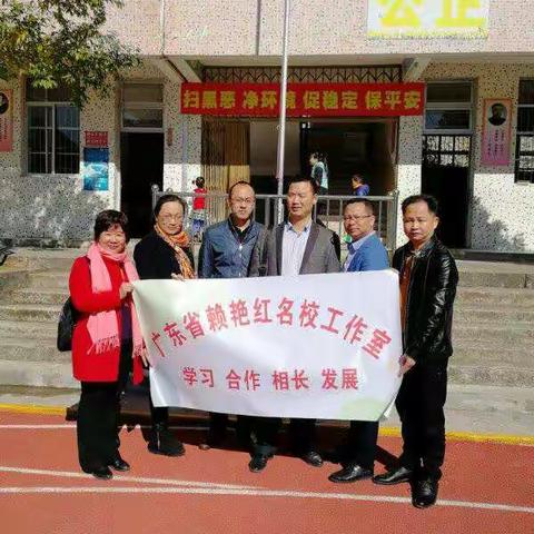 寒冬初上，蓝小空降“暖心伞”。