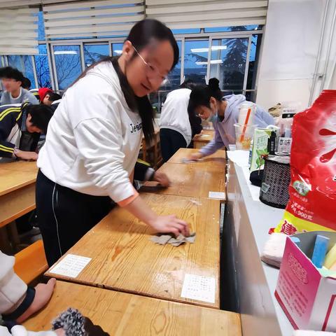 清理桌面、爱护桌凳