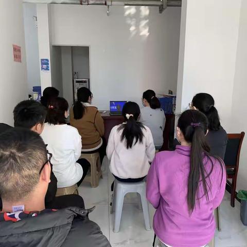 【陡沟街道融汇城社区】组织党员观看学习网络直播课