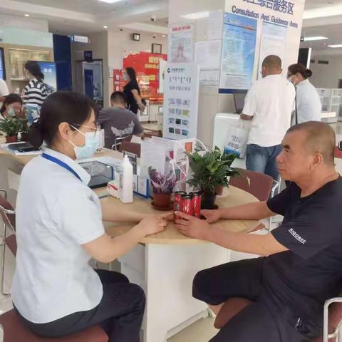 乌兰察布西街支行开展防范养老诈骗宣传活动