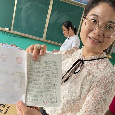 以展促学，以评促优———明德小学教师备课及作业批改展评活动