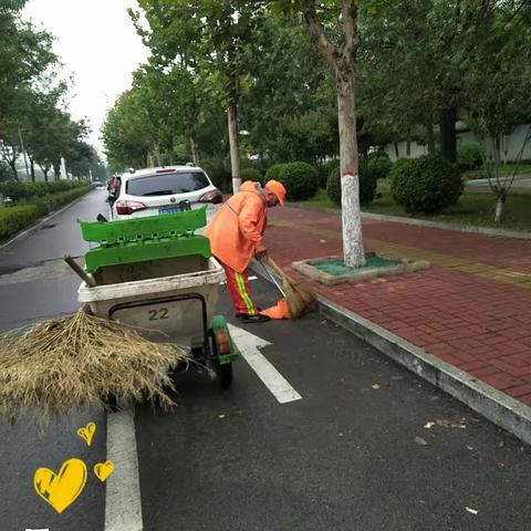 为城市擦亮容颜，雨中保洁不停歇