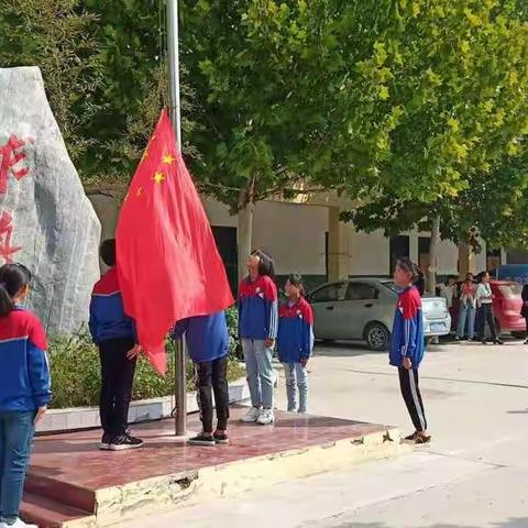 高寨初中举行“向国旗敬礼，做一个有道德的人”升旗仪式