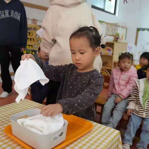 福安市第三实验幼儿园小班年段“巧手自理，快乐自立”自理能力大赛