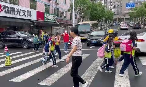 站好“护学岗”，齐心护成长——金湾小学1.1班“护学岗”活动纪实