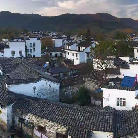 桃花潭水深千尺  不及汪伦送我情