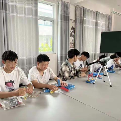 “科技放飞梦想”——鲁山七中少年宫科普社团活动