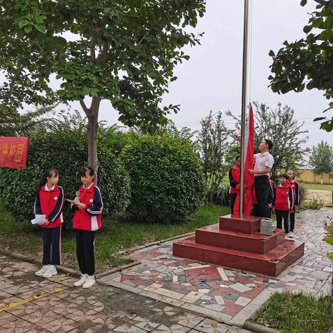 师生共进展  桃李续芬芳——大坞镇袁村小学举行升旗仪式